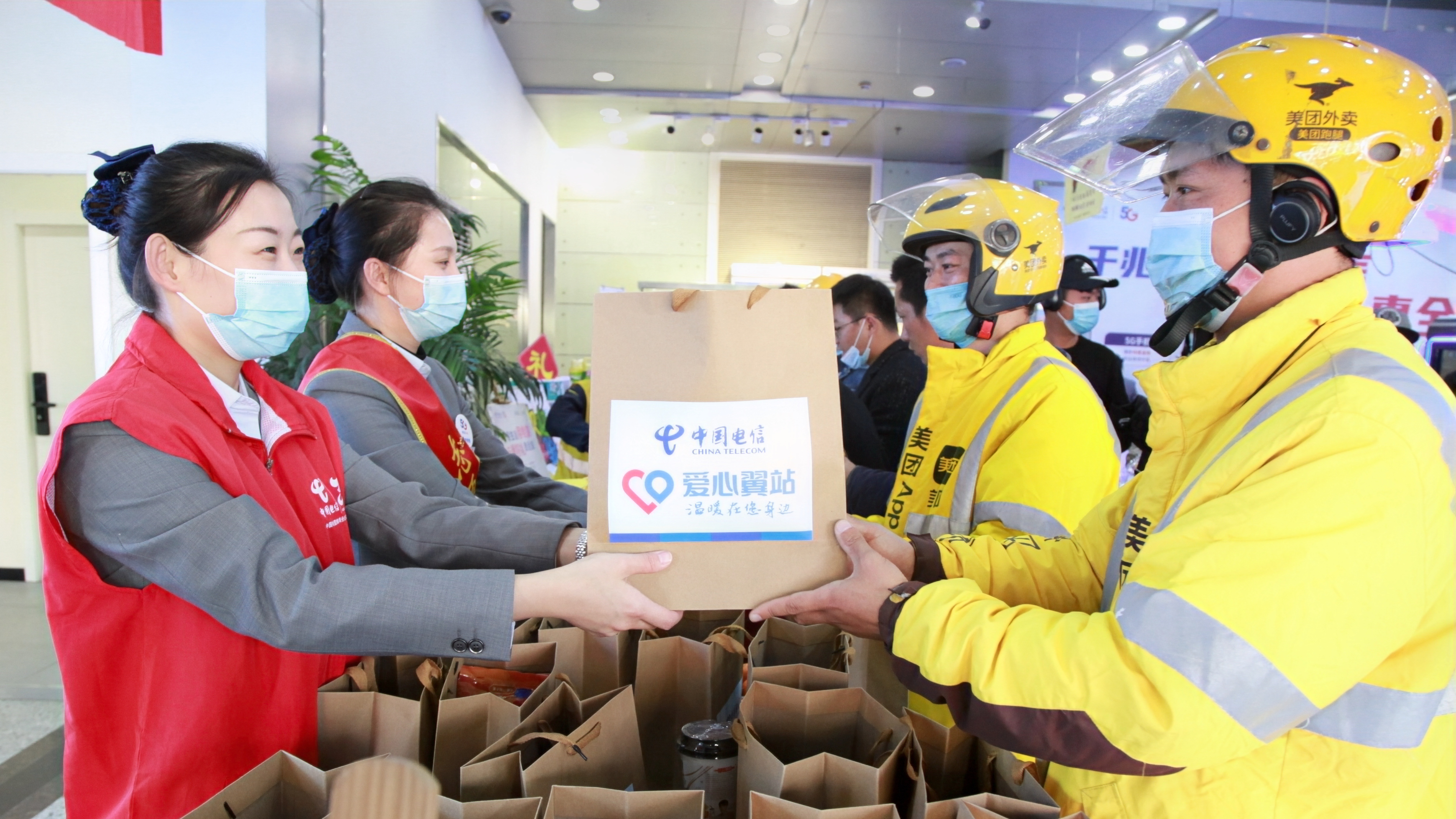 中國(guó)電信蚌埠分公司愛(ài)心翼站為外賣(mài)騎手送溫暖