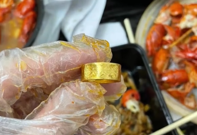 廣東東莞小伙點(diǎn)龍蝦外賣 意外吃出一枚7000元結(jié)婚金戒指