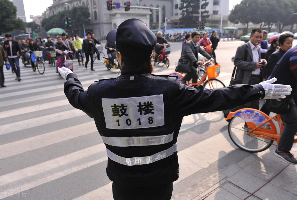 警察工資多少錢一個(gè)月（刑警一個(gè)月工資有幾萬）